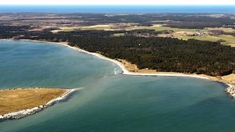 Drunkningsolyckan skedde vid Austre strand. Längs vägen som räddningstjänsten tog var bilar parkerade så att de inte kom fram med sitt fordon.