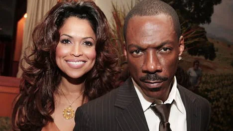 Tracey Edmonds och Eddie Murphy gifte sig på en strand på Bora Bora på nyårsdagen. Brudtärnorna fick diamantörhängen i present av bruden.