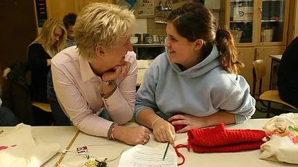 Anna Petersen har  textilslöjd med eleven Frida Berglund.