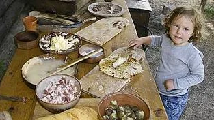Treåriga Johanna Mensch har bakat ett eget tunnbröd och tycker det är spännande att se hur vikingarna i Sigtuna bor