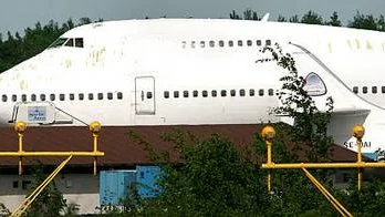Transjetplanet som stått parkerat på Arlanda sedan 2002 ska bli vandrarhem på flygplatsen.