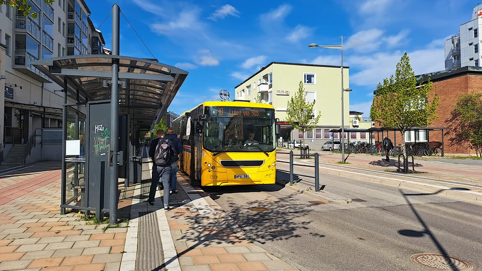 Nobina Sverige AB fick ett tvåårigt avtal 2022 med Länstrafiken där man har rätt att köra gamla dieselbussar. Under våren har sträckan Boden-Luleå upphandlats på nytt med biogas och då hade inte Nobina det bästa anbudet.