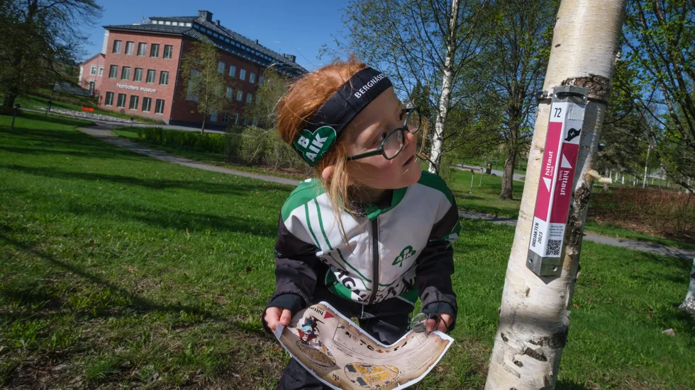 Doris Holmberg, 7 år, är redan en rutinerad orienterare. Ryggsäcken är packad med dricka och frukt så hon är redo för årets utmaning i jakten på nya checkpoints.
