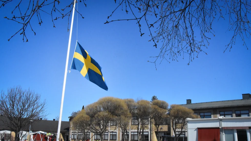 Flaggan vajade på halv stång över Örnässkolan dagen efter att en flicka hittats avliden på skolan.