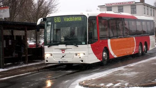 Torsdagens lunchbuss hade bara en passagerare vid avgången från Ödeshögs centrum. Det illustrerar problemet med busslinjen Ödeshög--Vadstena. Kommunerna tänker dock kämpa för att få ha kvar linjen. Bild: KARL-JOHAN NORÉN