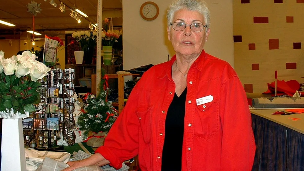 Anita Malmén har jobbat i 23 år på butiken Hemtextil och mattor. Hon går snart i pension men det känns ändå jobbigt att butiken slår igen. Bild: ZENAIDA HADZIMAHOVIC