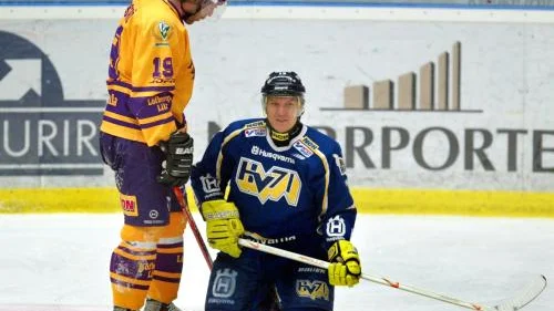 Målskyttar var de båda två, Färjestads Peter Nordström och HV:s Anders Huusko, men den förstnämnde vann definitivt den kampen. Dels gjorde han två mål, dels vann hans Färjestad. BILD: PRESSENS BILD