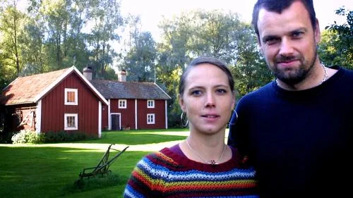 Här finns alla möjligheter, tycker Moa Frisk och Anders Gustavsson. Tillsammans har de flyttat in i Västergården och ska förvalta Påls samlingar av gamla ting.