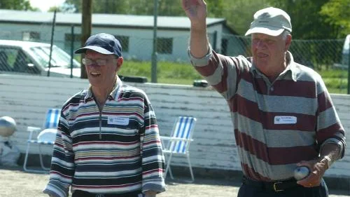 Tungan rätt i mun är ju aldrig fel. Inte heller när Pelle Renholm kastar. Klubbkamraten Sven Köhl i Vasastaden tittar på.