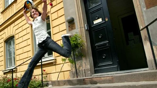 På fredag är det slut, och då springer Malla Solheim ut. För det perfekta hoppet krävs träning, speciellt om man på studentdagen ska landa med klackar och klänning i behåll.