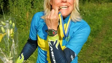 Anna Enocsson med SM-medaljen från lördagens guldlopp. Bild: OLA FAGERSTRÖM