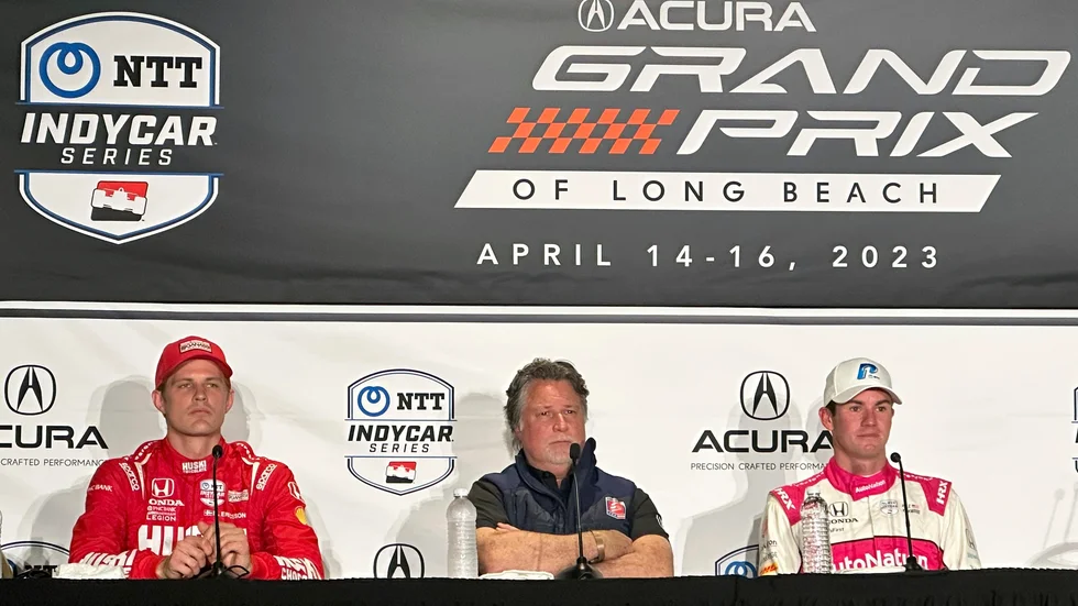 Marcus Ericsson, till vänster, inför tävling i Long Beach, Kalifornien. Till höger vinnaren Kyle Kirkwood. Arkivbild.