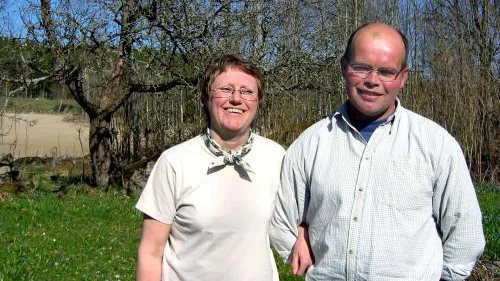 Marianne Polder och Bengt Hemmingsson är goda grannar mitt ute på landet och firade nyligen grannsämjan med tårta från Corren Bostad.