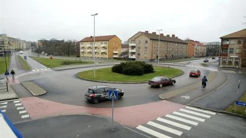 Vilka regler som gäller för bilister och cyklister i Drottningrondellen i Linköping har blivit en het fråga.