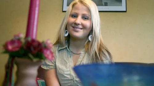 Malin Bröthlins två äldre systrar har flyttat in till stan och det är något som också Malin skulle vilja göra. Men fram till dess kan hon i alla fall sova hos någon av systrarna efter sena kvällar, i stället för att krångla med skjuts hem till Roxtuna.