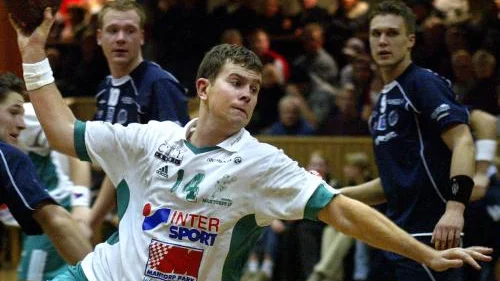 Patrik Petersson vräkte sig fram på linjen och gjorde två mål för Mantorp i seriefinalen. Men Irsta/Västerås vann.Bild: PIA MOLIN