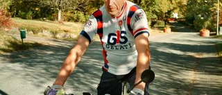 Han tar cykeln till Borkhult