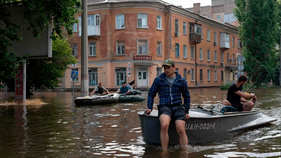 Frivilliga räddar boende från översvämmade hus. Vattennivåerna är på torsdagen över fem meter.
