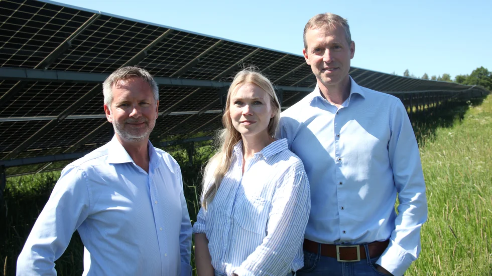 Jonas Weissglas, marknadschef, Emma Tibblin, kommunikationsstrateg och Jonas Helander vd på Energiengagemang, som byggt solcellsparken i Strängnäs i samarbete med HSB Sörmland. 
