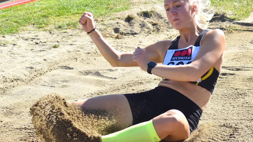 Miranda Rosenius jagar kvalgränsen till junior-SM i tresteg. Satte årsbästa med 10,42 i Sollentuna och kom tvåa i Sayo.