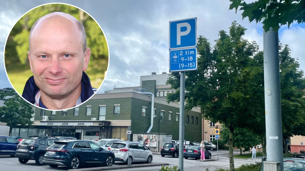 Håkan Andersson, enhetschef gata/anläggning på Katrineholms kommun, och parkeringen bakom Sörmlands sparbank. 