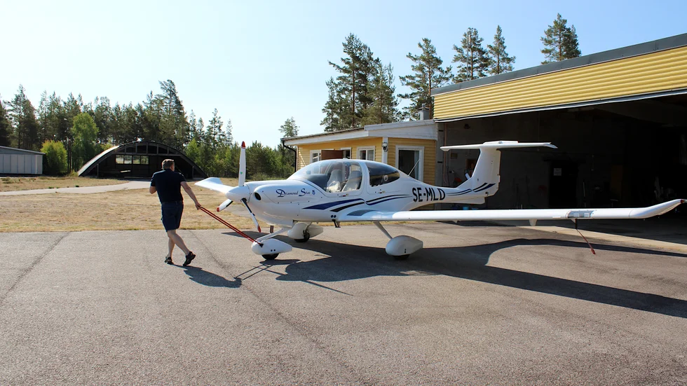 Hultsfreds flygklubb överväger att flytta sin verksamhet i samband med bygget av solcellsparken på flygplatsen.