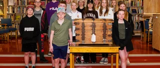 Elever överlämnade kista full av byaminnen – till museet