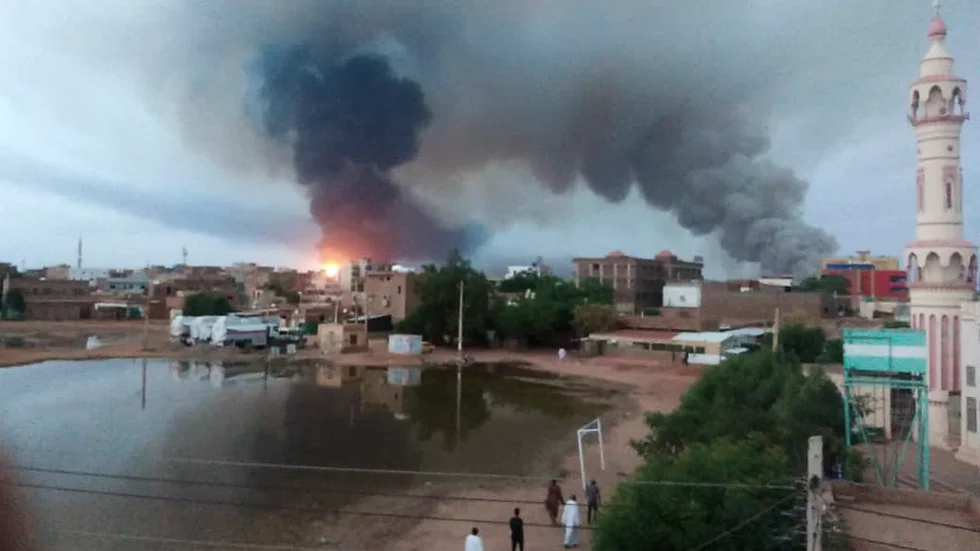 Rök över Khartoum tidigare i veckan, före det senaste eldupphöret. Arkivbild.