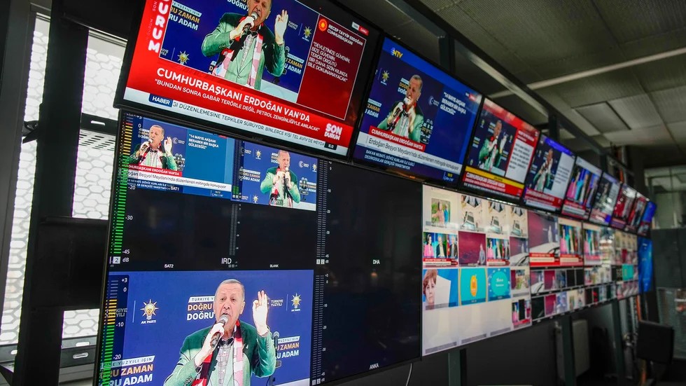 Turkiska tv-kanaler visar president Recep Tayyip Erdogan inför valet – inget ovanligt. Arkivbild.