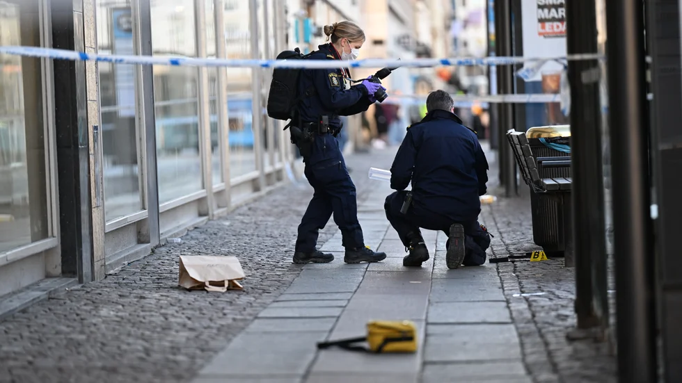 Poliser undersöker platsen där knivskärningen inträffade i mars. Arkivbild.