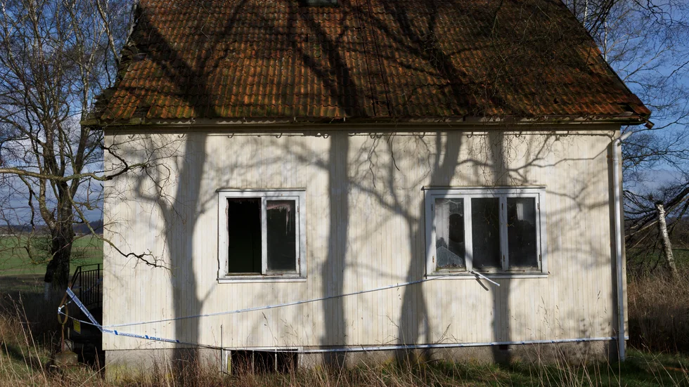 Ett obebott hus i Uppland fick besök av två sörmlänningar, den ena en kvinna från Strängnäs som uppger att syftet var att hon skulle fotograferas sminkad i en cool miljö (genrebild).