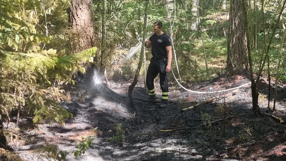 Släckningsarbetet pågår i skogen vid Klockaretorpet.