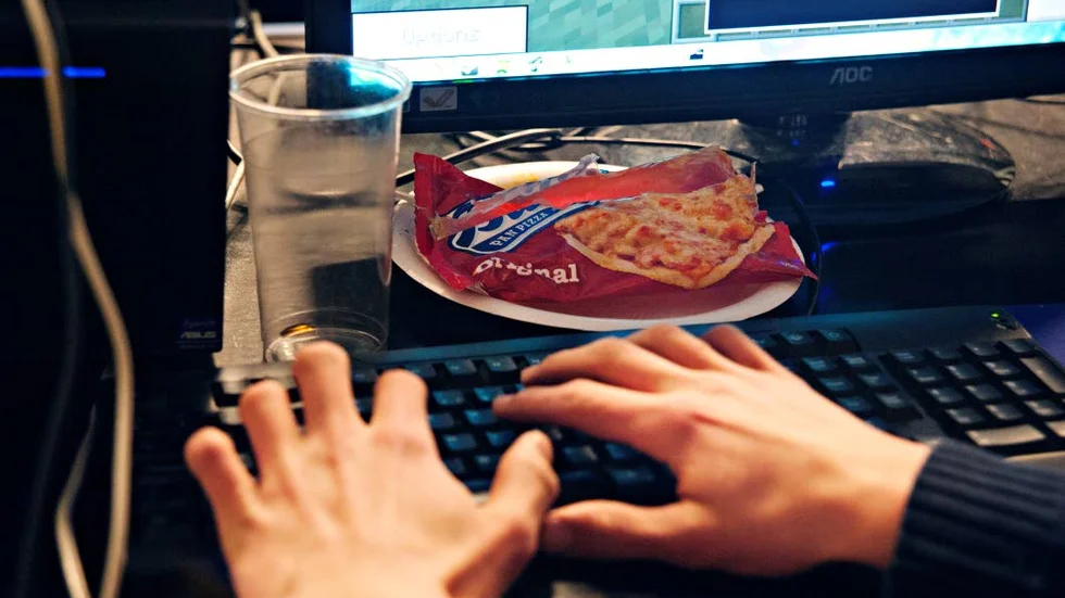 Spel är ingen fluga, skriver nyhetskrönikören Berndt Tiberg. "I alla tider har människan roat sig med kottar dockor och mekaniska prylar". Men är Norrbotten med på tåget?