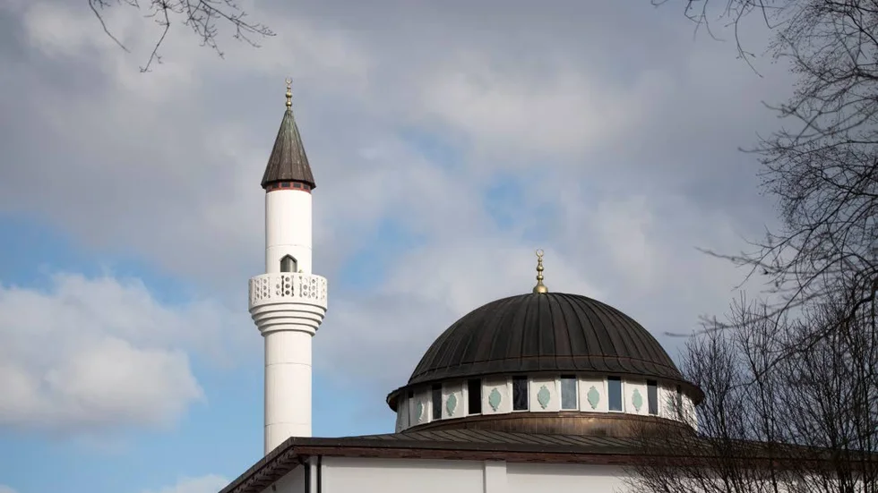 "Vi bekräftar det vi tycker och sprider det vidare som vore det sanning", skriver Jonas Lundström i en nyhetskrönika.
