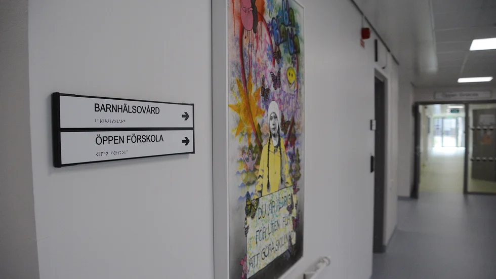 Barnhälsovård och öppen förskola är två av verksamheterna på Familjecentralen. Mödravård och social rådgivning till familjer är två andra delar. Konstutsmyckningen i lokalerna är en procent av byggkostnaden.