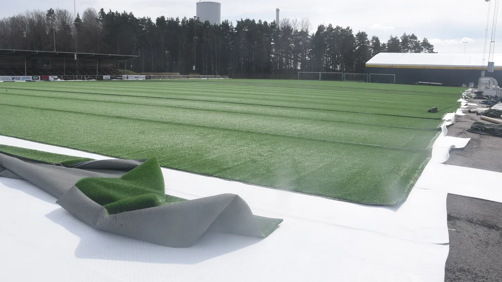 Arbetet med att byta ut konstgräset på Arena Ceos fortskrider. Det gamla gräset är nu borta och det nya har nu rullats. Arbetet med att få det på plats fortskrider under veckan.