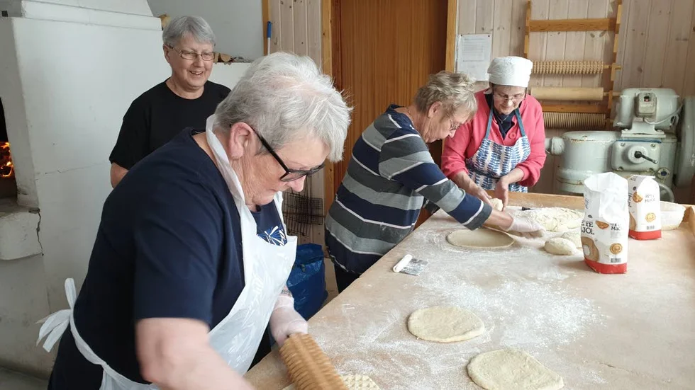 Från vänster Anna-Lena Engström, Eva Drugge, Birgitta Johansson och Anita Sterner i bakgrunden med svart tröja.