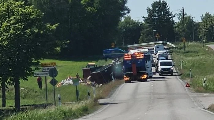 Det blev trafikkaos när ett lastbilssläp välte på 57:an i Björnlunda på tisdagen.