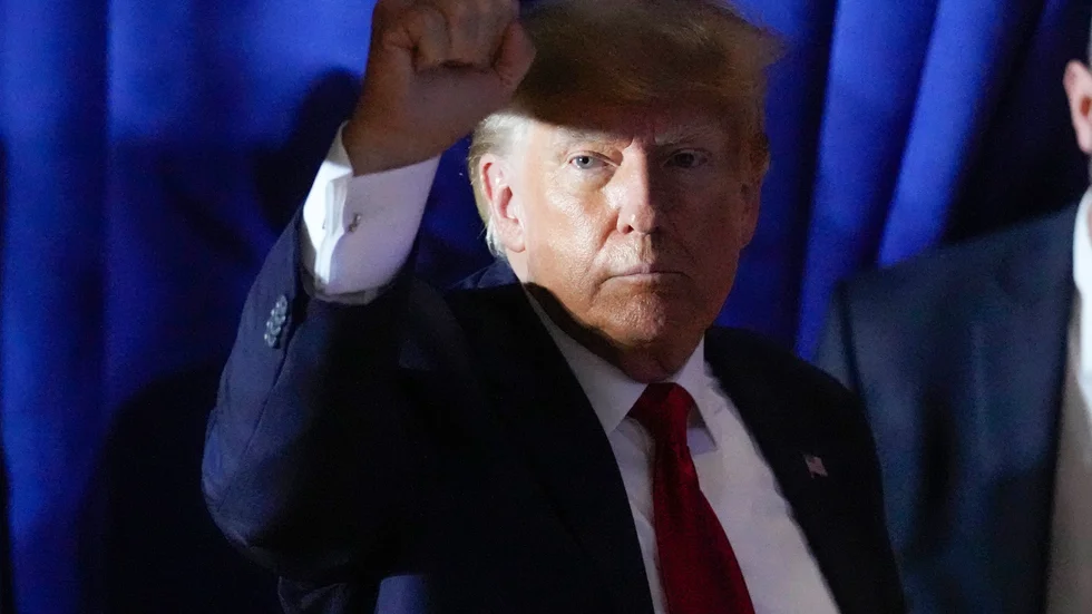 Tidigare president Donald Trump lämnar sitt valmöte i delstaten New Hampshire.