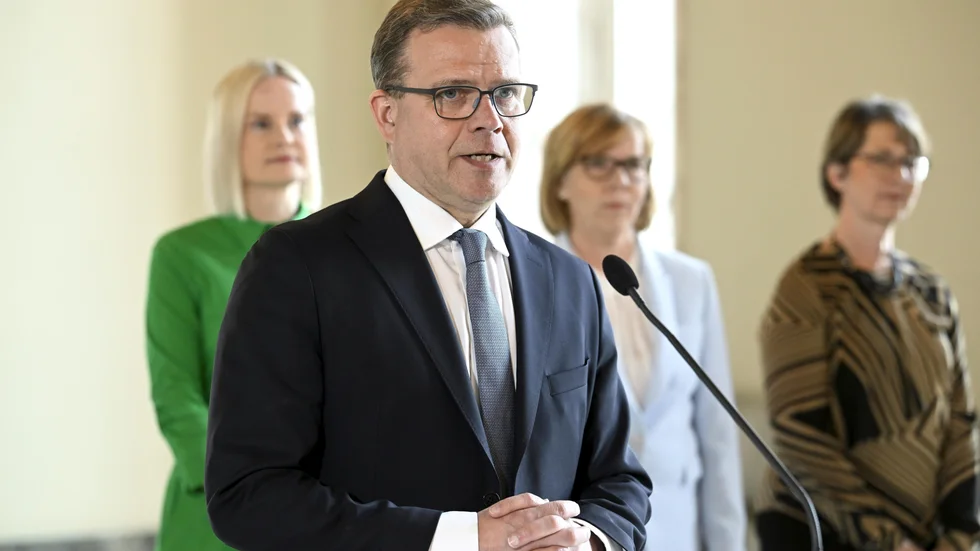 Petteri Orpo från Samlingspartiet, längst fram. I bakgrunden Riikka Purra från Sannfinländarna, Anna-Maja Henriksson från Svenska Folkpartiet och Sari Essayah från Kristdemokraterna.