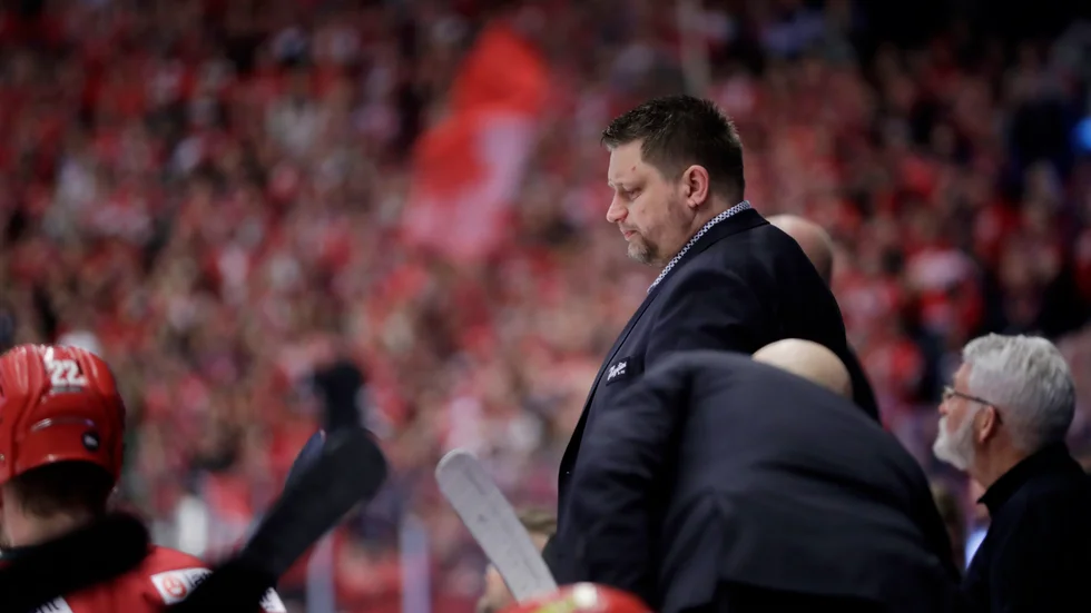 Modotränaren Mattias Karlin rasar över att Djurgårsbacken Edvin Hammarlunds crosschecking inte hamnar hos disciplinnämnden.