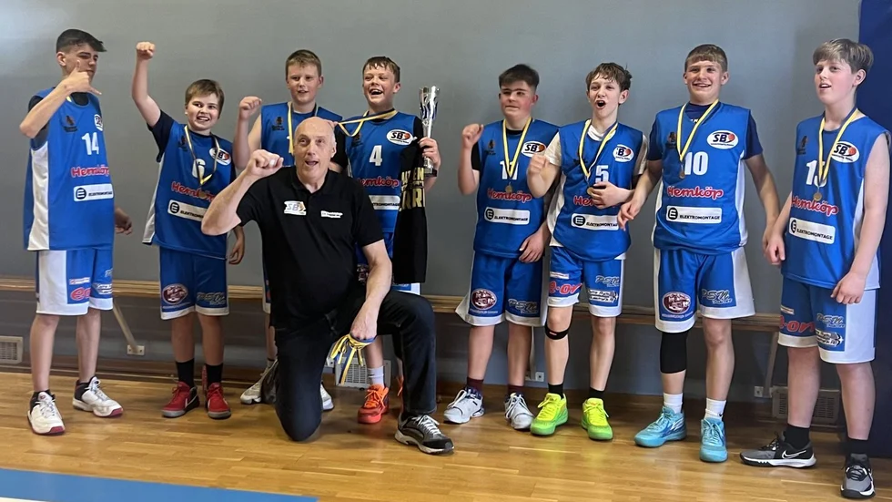 Söderköping Basket pojkar födda 2010 med guldmedaljen.