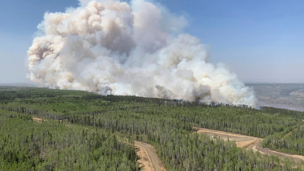 Rök från en brand i provinsen Alberta.