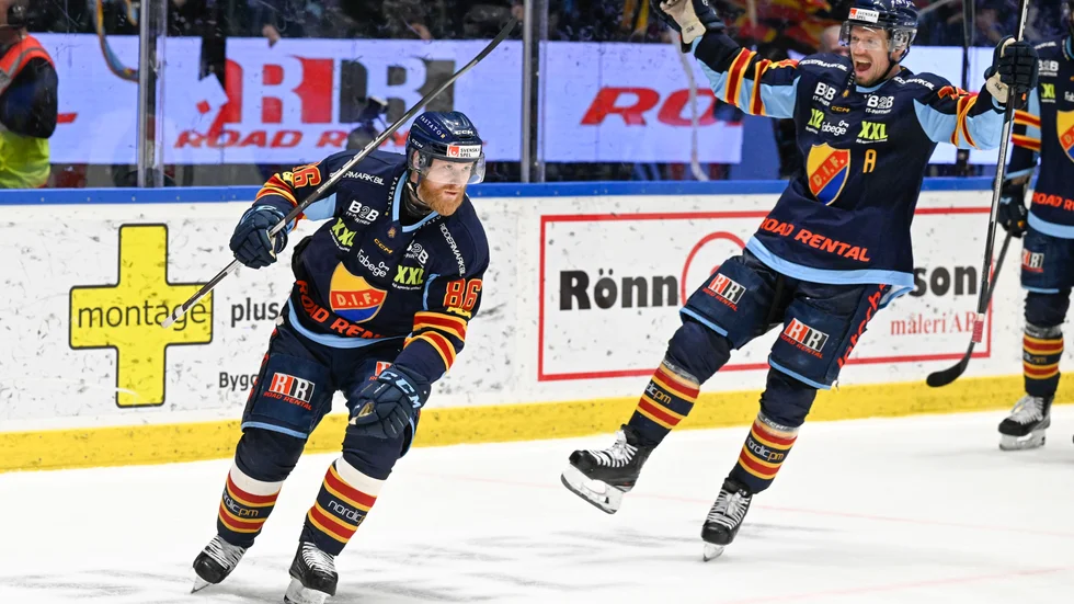 Djurgården jublar. Linus Klasen, till vänster, efter den sena kvitteringen. Nu väntar en sjunde och avgörande match på valborgsmässoafton.