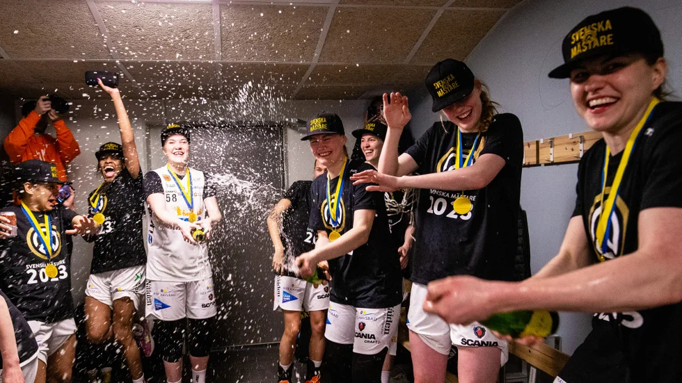 Luleå Basket firar guldet i omklädningsrummet.