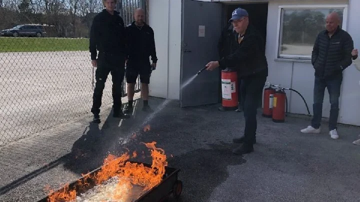 Ingvar Gahne släcker eld.