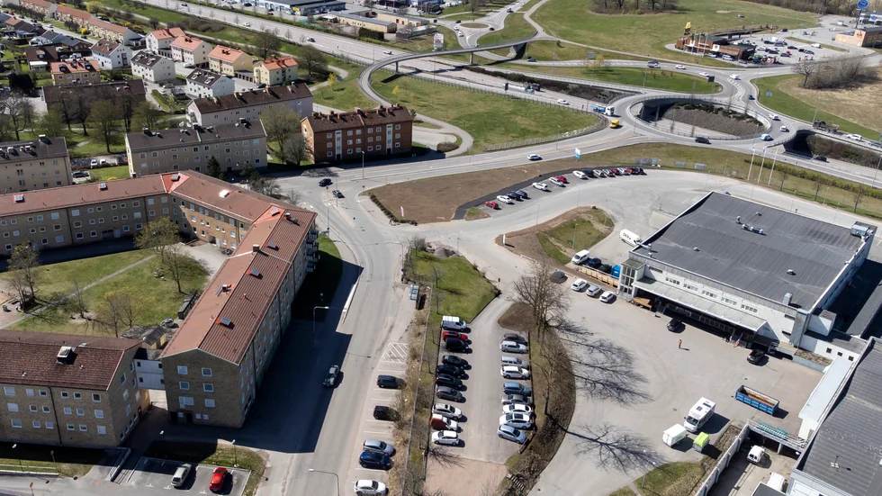 Den Motalakvinna som ska ha misshandlat en man med kniv i en bostad i Motala i september, har omhäktats. Åtal dröjer ytterligare två veckor.