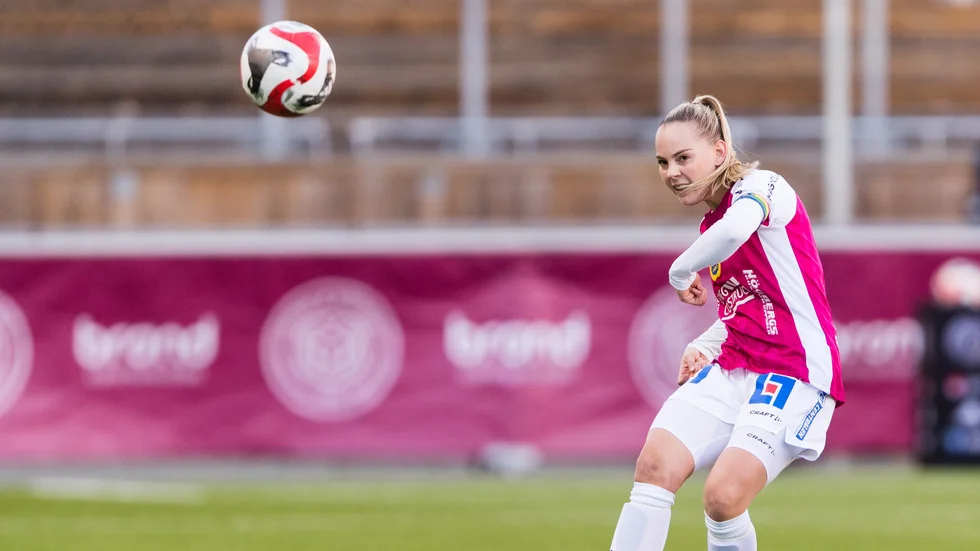 Agnes Nyberg klipper till bollen i en tidigare match.