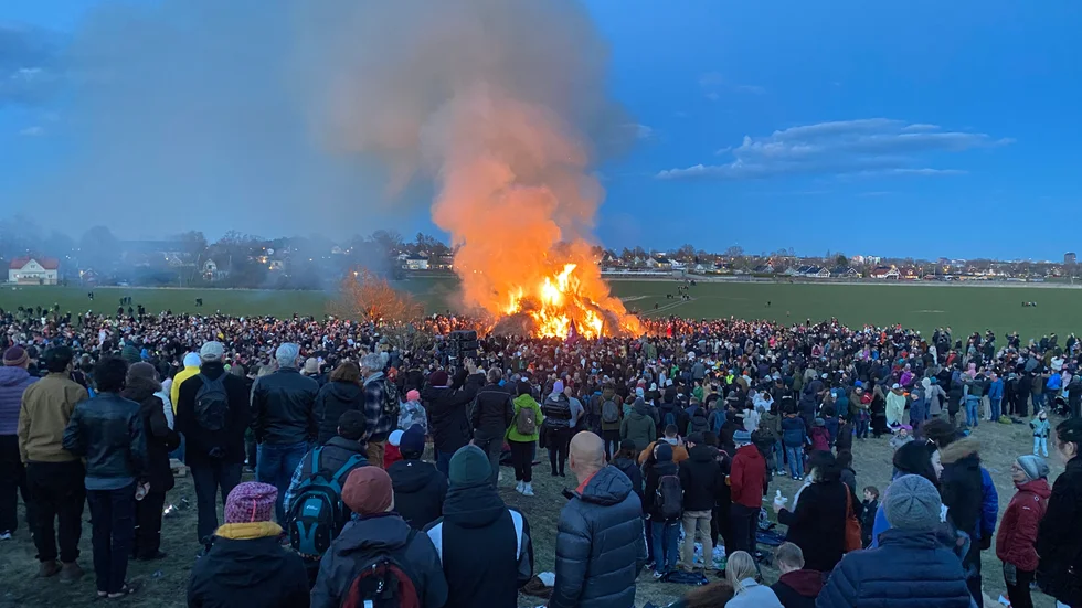 Tusentals Uppsalabor hade tagit sig till Gamla Uppsala för att kolla in brasan. 