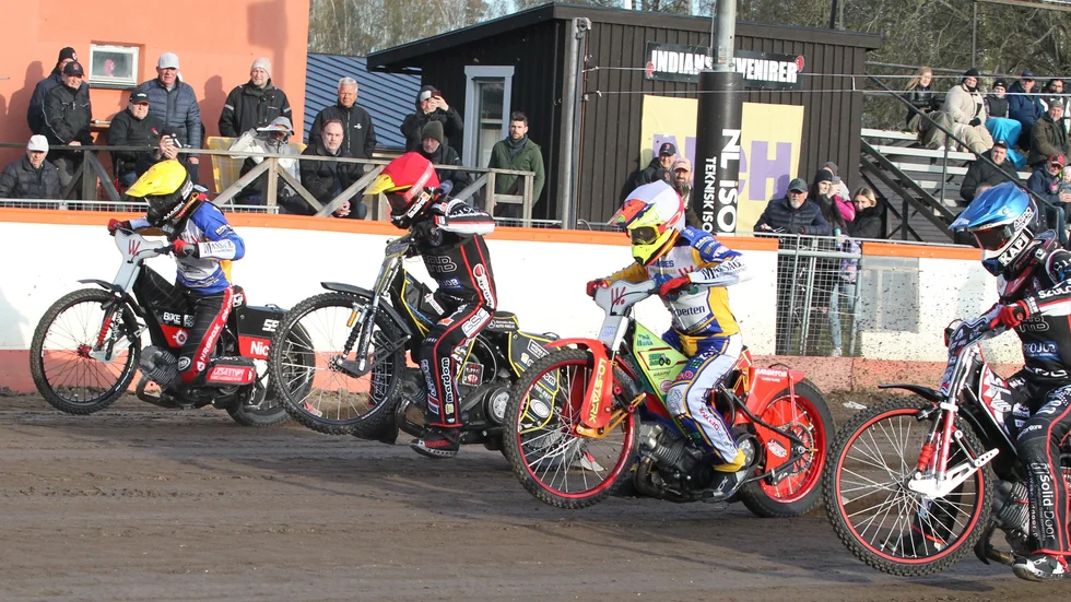 Piraterna kör mot Indianerna på Sannaheds motorstadion i Närke.